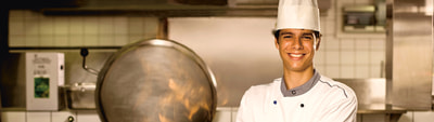 Junger Koch hält Wok Pfanne Junger Koch hält Wok Pfanne